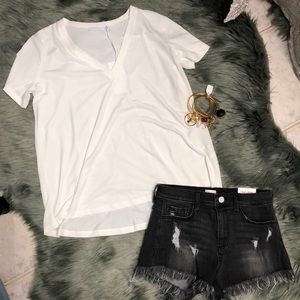 White tee v-neck for a very casual outing